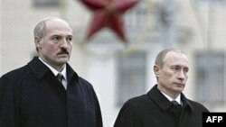Belarusian President Alyaksandr Lukashenka (left) and his Russian counterpart Vladimir Putin have vowed to counter any attempts to "interfere" in their countries. (file photo)