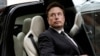 Главниот извршен директор на Тесла, Илон Маск, влегува во автомобил Тесла додека излегува од хотел во Пекинг, Кина на 31 мај 2023 година.