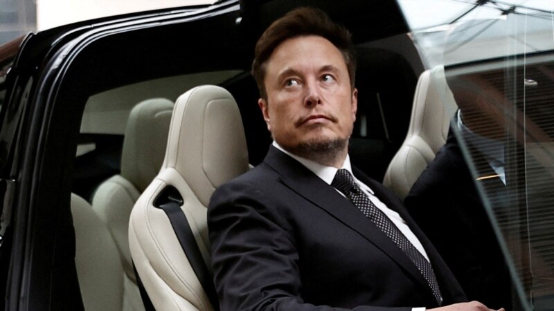 Elon Mask Hytaýa sapar edip, öz-özüni dolandyrýan tehnologiýalary maslahat edýär