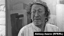 Дизайнер и архитектор Тимур Сулейменов на выставке живописных работ художников-шестидесятников. Алматы, 18 июля 2013 года.