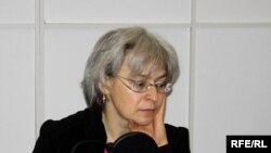 «Два или три дня она была здесь - и отношение к ней поменялось»: Несмотря на отравление, Анна Политковская все-таки доехала до Беслана