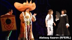 Персонажи нового спектакля «Алдар Косе». Слева направо: Шараяк (Ербол Садырбаев), Хан (Данияр Базаркулов), Карашаш (Жанэль Бейсекожаева) и Алдар Косе (Ербол Идрисов). Алматы, 6 мая 2015 года.