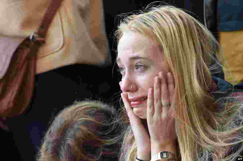 گریه&zwnj;های یک دختر فرانسوی در بنای یادبود کشته&zwnj;شدگان سالن موسیقی باتاکلان پاریس؛ سالی پر از خون و کشتار و اشک در پاریس. 