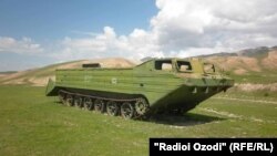 "Mumirak" poligonida yaroqsizligi tufayli tashlab ketilgan zirhli jangovar mashina.