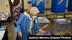 O femeie în vârstă votează la o secție din Drobeta Turnu Severin
