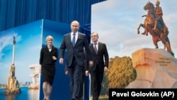Ресей президенті сайлауына кезекті мәрте түсіп жатқан Владимир Путин (ортада) өзін жақтайтындармен кездесуге келді. Мәскеу, 30 қаңтар 2018 жыл.