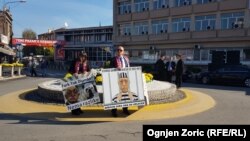 Kroz Srbiju prolazi određeni broj državljana Turske koji su interesantni turskim vlastima, kako onih koje dovode u vezu sa pomenutim pokušajem puča, tako i kurdskih aktivista (na fotografiji građani sa bilbordima protiv Fetulaha Gulena, u Novom Pazaru 2017. godine, pred posetu turskog predsednika Redžepa Tajipa Erdoana)
