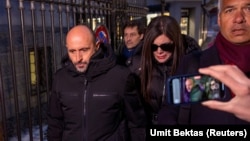 Владельцы бара Le Constellation Жак и Джессика Моретти прибывают на слушание в прокуратуру, 9 января 2026 года