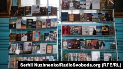 Стенд із літературою, яку продають у церкві