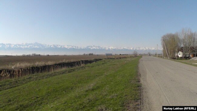 Некоторые участки земель близ сел в Алматинской области окружены рвом. Алматинская область, 9 апреля 2018 года.