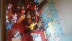 Тарбиячининг болаларни калтаклаши кузатув камерасига тушди. Ҳеч ким чора кўришни истамаëтир