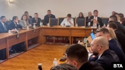 Промените бяха приети на извънредно заседание на комисията по конституционни и правни въпроси в парламента в сряда