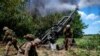 Ushtria ukrainase gjuan me një obus amerikan M777, pranë vijës së frontit në rajonin e Donetskut, më 6 qershor 2022.