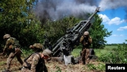 Ukrajinska vojska puca iz američke haubice M777 u blizini linije fronta u oblasti Donjeck, 6. juna 2022.