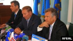 Леонід Кучма та Олександр Кваснєвський під час відкриття форума