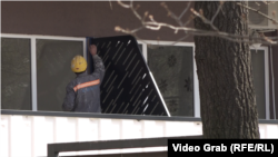 Radnik na jednoj od terasa hotelskih soba u "Jezeru", april 2026.