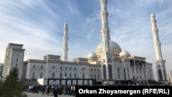 Ораза айт намазын оқу үшін Әзірет Сұлтан мешітіне жиылған халық. Астана, 2021 жыл. 