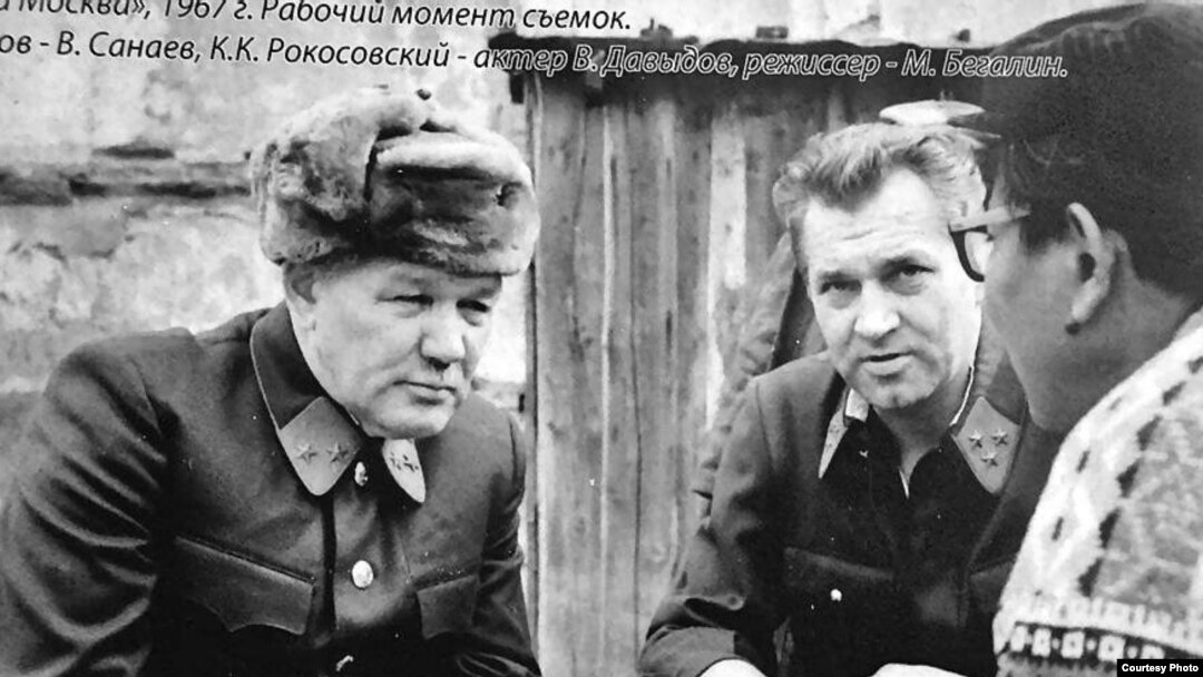 Actor Vsevolod Sanayev as Major General Ivan Panfilov (left) on set during the filming of the 1967 film Moscow Is Behind Our Backs.