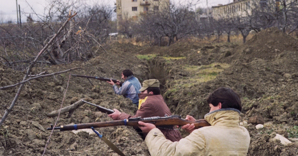 Өрілген жалаңаш қыздар