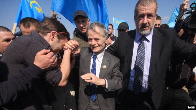 Крымские татары встречают своего национального лидера Мустафу Джемилева на въезде в Крым. Херсонская область, 3 мая 2014 года
