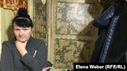 Шахан тұрғыны Наталья Исаенко бесқабатты үйдегі пәтерін буржуйка пешін жағып жылытады. 6 қараша 2020 жыл.
