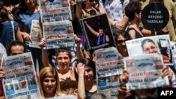 Protesti povodom hapšenja predstavnika međunarodne organizacije "Reporteri bez granica" Erola Enderogla, novinara Ahmeta Nesina i akademika Sebnem Korur, Istanbul, 21. juni 2016.