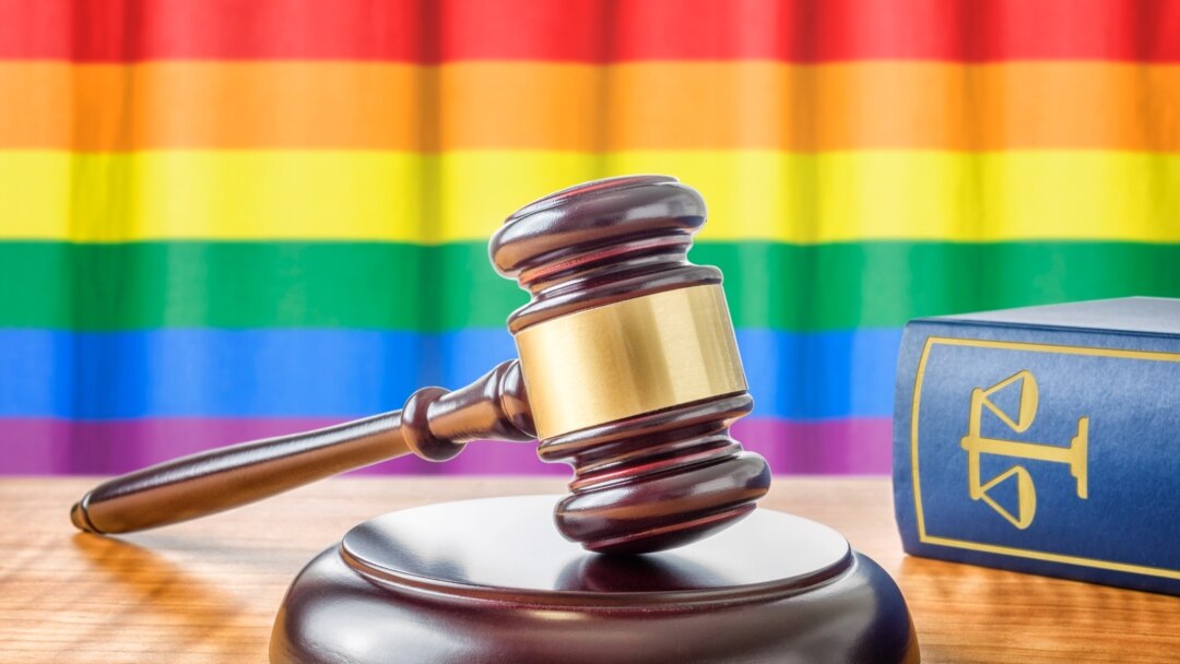 Жалаңаш нудистердің ретро фотосуреттері Күйеуі әйеліне пәленше әкеліп, видеоны көреді.