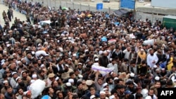 Afghan nationals wait to cross the border into Afghanistan from Pakistan at the Torkham border post in Pakistan's Khyber Agency. (file photo)