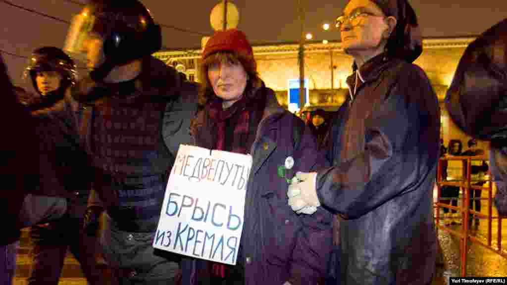 Полиция пресекла попытку граждан устроить несанкционированную акцию против несвободных выборов на Триумфально площади в Москве.