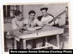 Володимир Олійник (посередині) під час заслання