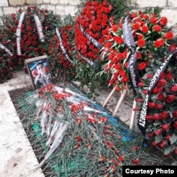 The fresh grave of Rovshan Ismayilov in the Alley of Martyrs in Baku's Bilacari cemetery on November 19