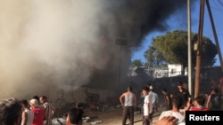 Jeta në kampet e mbipopulluara të migrantëve në Greqi 