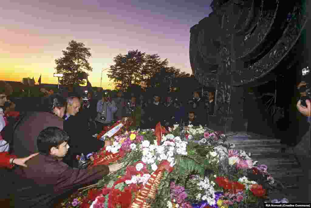 Fifty years after the massacre, after Ukraine gained independence from the U.S.S.R. in 1991, a separate memorial dedicated to the Jewish victims of the atrocity was unveiled on the site. A crowd of hundreds gathered for the unveiling of the menorah-shaped monument.