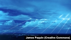 Vehicule de reintrare dintr-un sistem Peacekeeper se îndreaptă spre ținte fictive din largul Insulelor Marshall în timpul unui exercițiu.