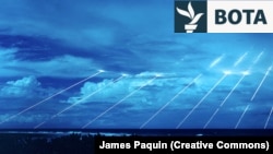 Raketat Peacekeeper duke u lëshuar drejt caqeve pranë Ishujve Marshall. 