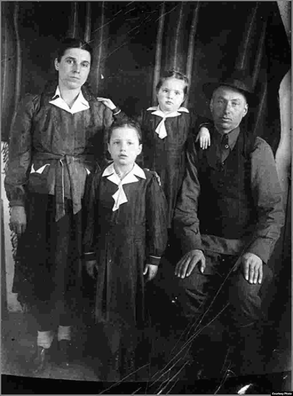 Moldoveni deportați de sovietici în 1941 - Din albumul Elenei Șișcan