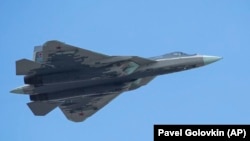 Ruski borbeni avion Suhoj Su-57 leti iznad Crvenog trga tokom probe za vojnu paradu povodom Dana pobede u Moskvi (7. maj 2021. godine)