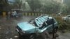 Oštećeni automobil nakon što je na njega palo drvo usled jakog vetra izazvanog ciklonom Tauktae u Mumbaju u Indiji, 17. maja 2021