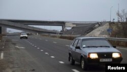 Разбураны мост каля Луганскага аэрапорту