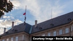 Članovi grupe umjetničke grupe Ztohoven tokom preformansa