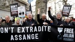 Bivši grčki ministar finansija Yanis Varoufakis, modna dizajnerica Vivienne Westwood, urednik WikiLeaksa Kristinn Hrafnsonn, Assangeov otac John Shipton i frontmen Pink Floyda Roger Waters na protestu protiv izručenja Assangea u Londonu 22. februar 2020.