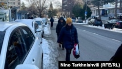 პოლიტკოვსკაის ქუჩაზე ფეხით მოსიარულეები მანქანის სავალ ნაწილზე დადიან, რადგან ტროტუარზე ყინულია. 22 იანვარი, 2026 წელი