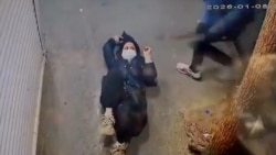 Noi imagini arată o femeie lovită cu picioarele și bătută de forțele de securitate iraniene