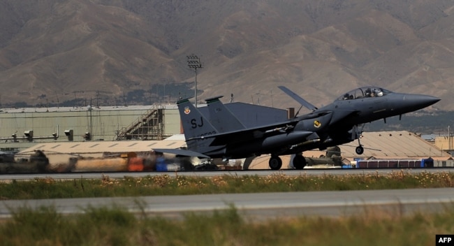 Një avion luftarak i llojit F-15E duke ateruar në bazën ajrore të Bagramit më 2009.