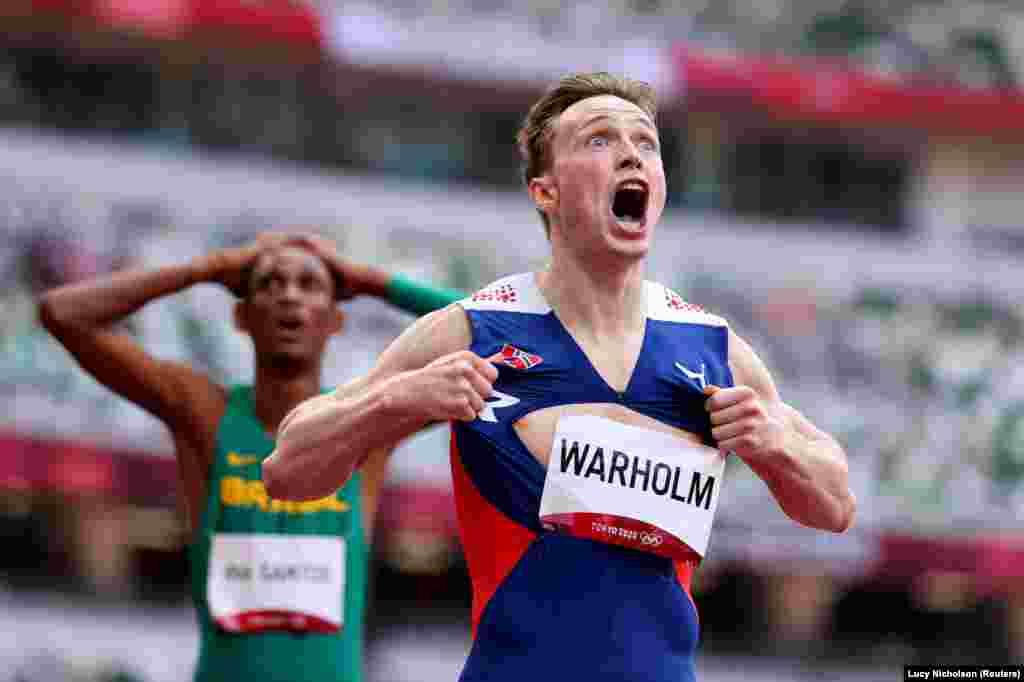 Норвежец Карстен Уорхольм радуется после пересечения финиша. Он получил золото. Финал по легкой атлетике, мужчины на 400 м с барьерами. Токио, 3 августа 2021
