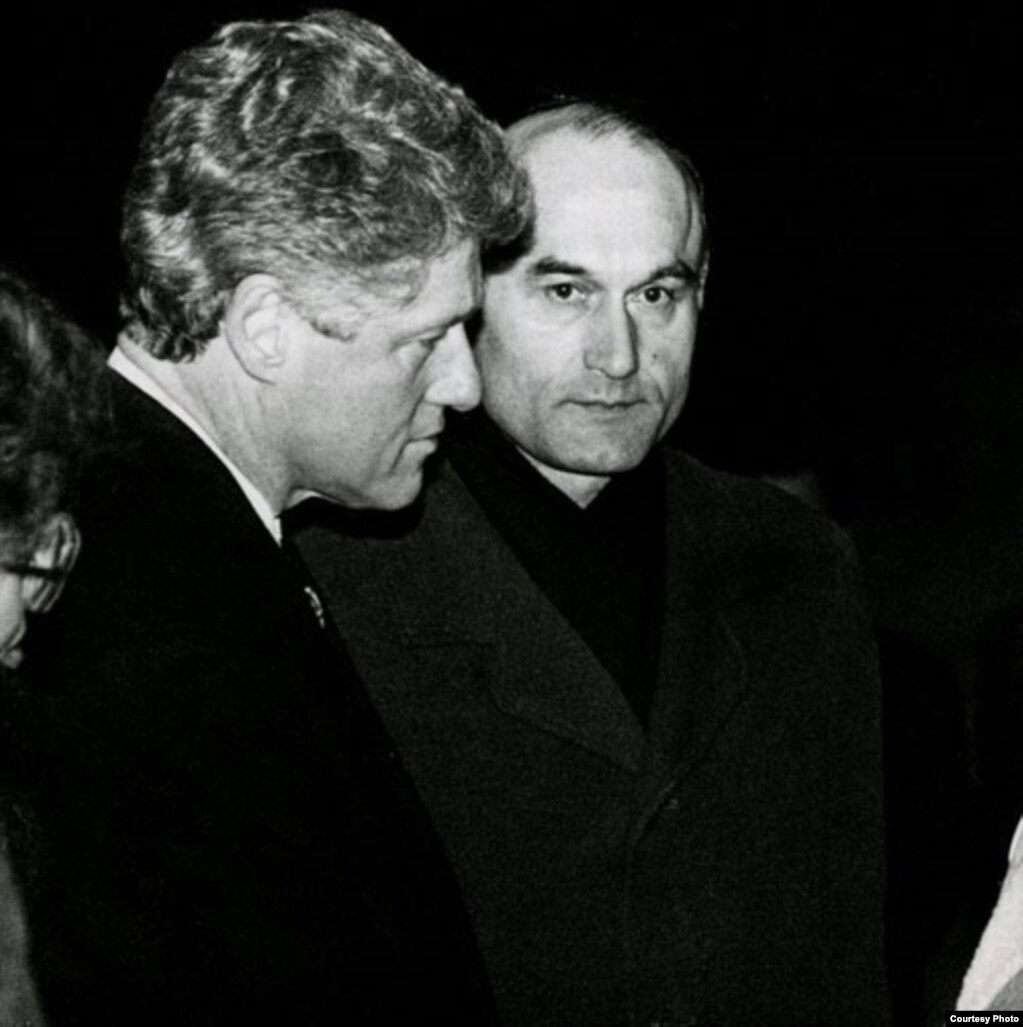 Падчас кароткага візыту ў Беларусь 15 студзеня 1994 году прэзыдэнт ЗША Біл Клінтан наведаў урочышча Курапаты, месца згубы ахвяраў сталінскіх рэпрэсій, дзе дагэтуль ня быў кіраўнік Беларусі Аляксандар Лукашэнка. Ва ўрочышчы Клінтана сустракаў адкрывальнік Курапатаў, лідэр Апазыцыі БНФ у Вярхоўным Савеце 12-га скліканьня Зянон Пазьняк. Тады быў усталяваны мэмарыяльны знак «Ад народу ЗША народу Беларусі дзеля памяці», які пазьней сталі называць «Лавай Клінтана». 