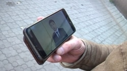 Житель окупованого Донецька дивиться виступ президента України Володимира Зеленського