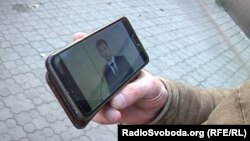 Житель окупованого Донецька дивиться виступ президента України Володимира Зеленського