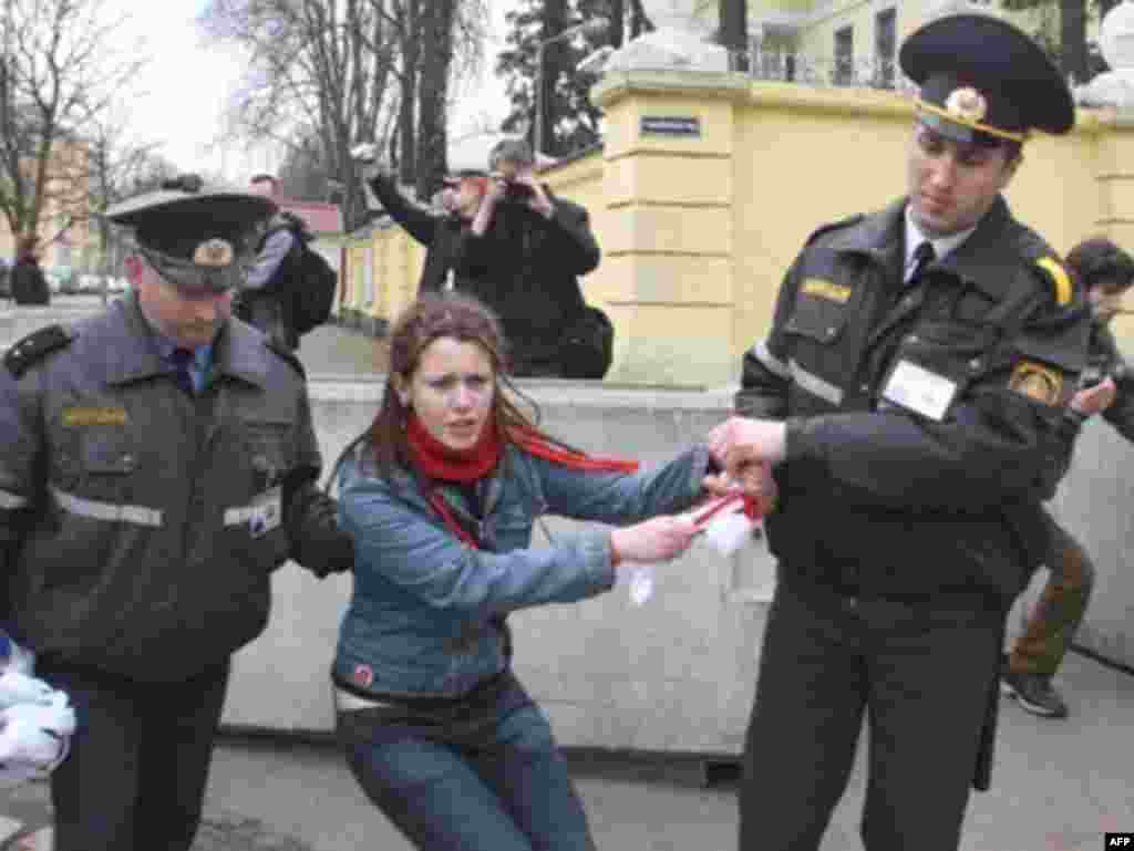 Пікет ля расейскай амбасады - затрымліваюць Паліну Дзьякаву, 2 красавіка