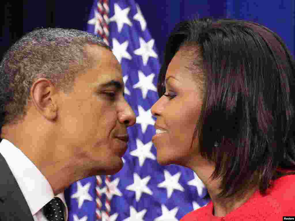 SAD - Predsjednik Barack sa prvom damom, Michelle Obama na promociji poslova za veterane, Bijela kuća, Washington, 21.11.2011. Foto: Reuters / Kevin Lamarque 